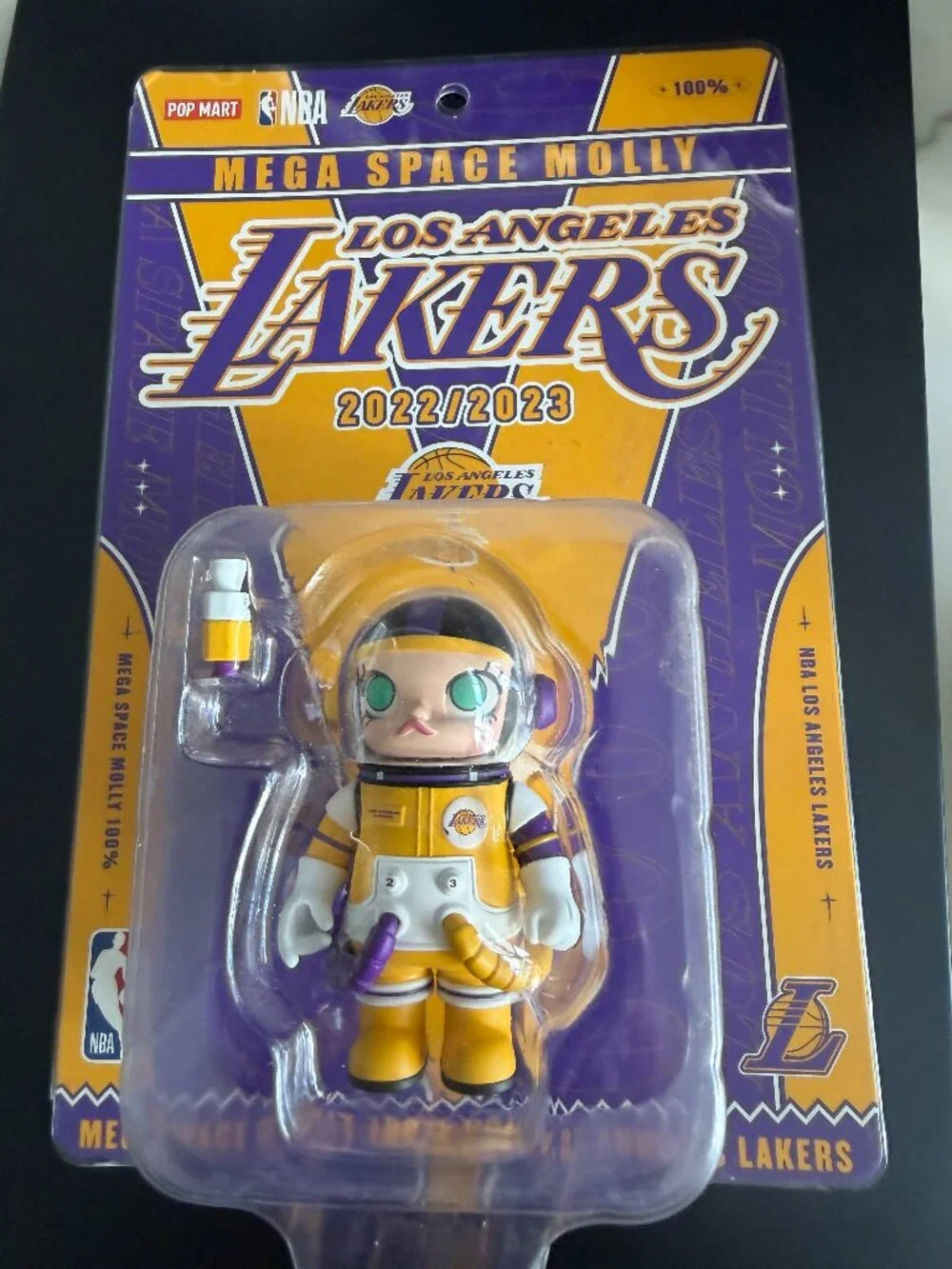 NBA Series Mega Space Molly 100% Los Angeles Lakers 2022/2023 - Picture 1 of 3